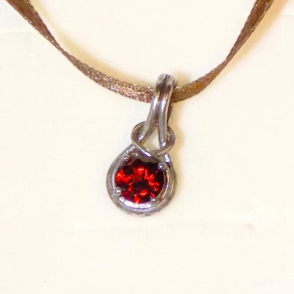 New in Box Angara 925 Sterling Silver Round 1 Carat Garnet Knot Pendant - Picture 5 of 5